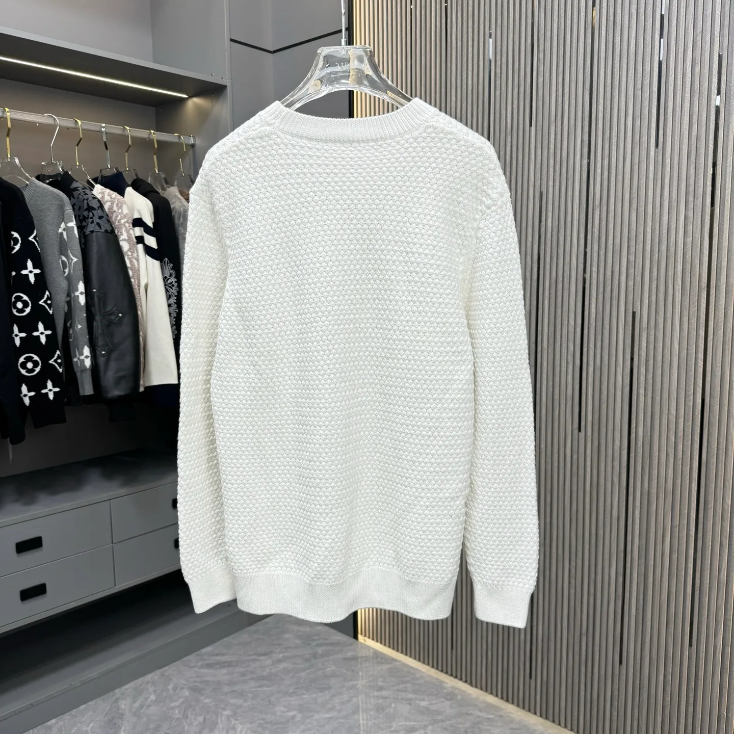 🅿️310 Ralph Lauren 25FW crew neck sweater. The fabric is made of top-quality cashmere yarn. The new autumn and winter Oblique jacquard knitted cashmere sweater adopts a double-sided wearable design and is made of high-quality cashmere material. After fine weaving process, it presents a soft and comfortable touch and excellent thermal insulation performance. The iconic Oblique jacquard pattern is perfectly presented through precision knitting technology. It can be worn on both sides, showing different style charms. The round neck design is simple and elegant, suitable for various matching occasions. Exquisite knitting technology ensures that the clothes are not easily deformed and remain crisp and long-lasting. The double-sided design concept reflects LV's perfect balance of practicality and fashion. Each sweater undergoes strict quality inspection to ensure that the quality meets the brand's consistently high standards. This knitted item combines warmth and style, making it an exquisite addition to your autumn and winter wardrobe. Size:S/M/L/XL